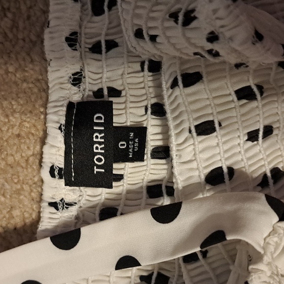 Torrid Tank Top Size 0 plus size white w/black polka dots - Picture 2 of 2